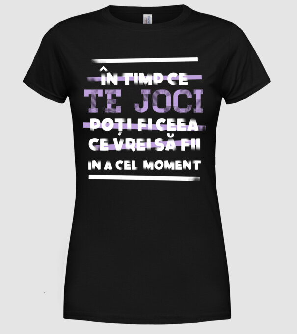 în timp ce te joci poți fi ceea ce vrei să fii - în acel moment model negru pe tricou