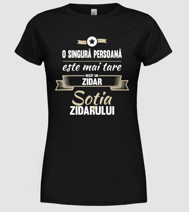 O singură persoană este mai tare decât un zidar, soția zidarului model negru pe tricou
