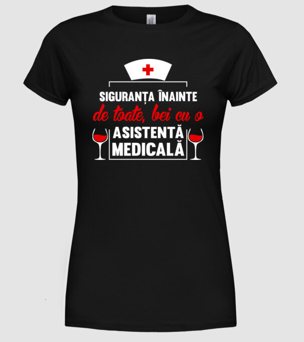 Siguranța înainte de toate, bei cu o asistentă medicală model negru pe tricou