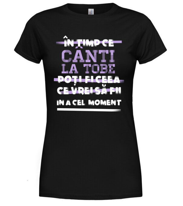  model  pe tricou
