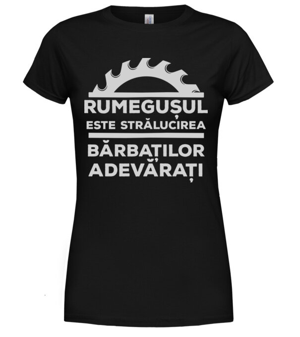  model  pe tricou