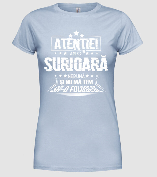 Atenție! Am o surioară nebună și nu mă tem să o folosesc. model albastru deschis pe tricou