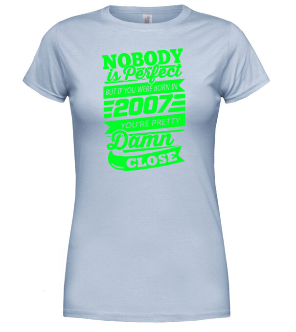  model  pe tricou