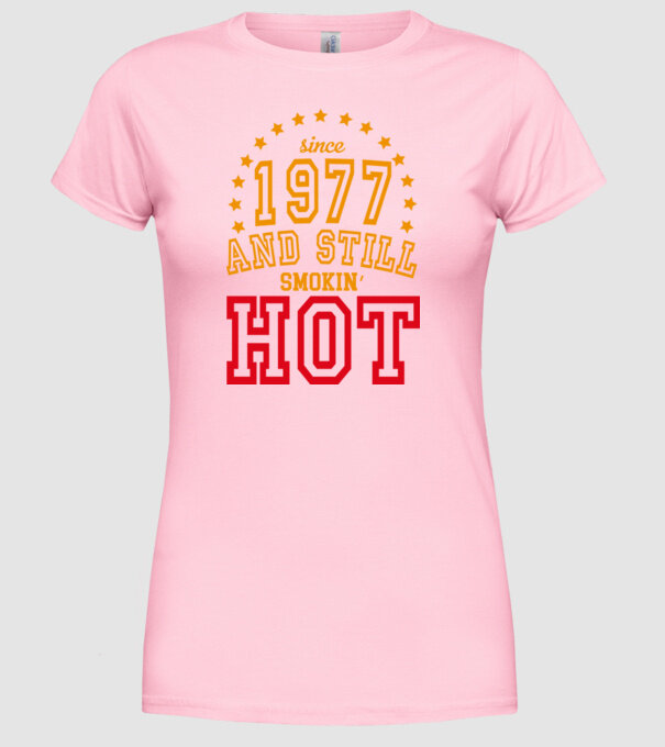 'Since and still smokin'' hot - 1977' model roz deschis pe tricou