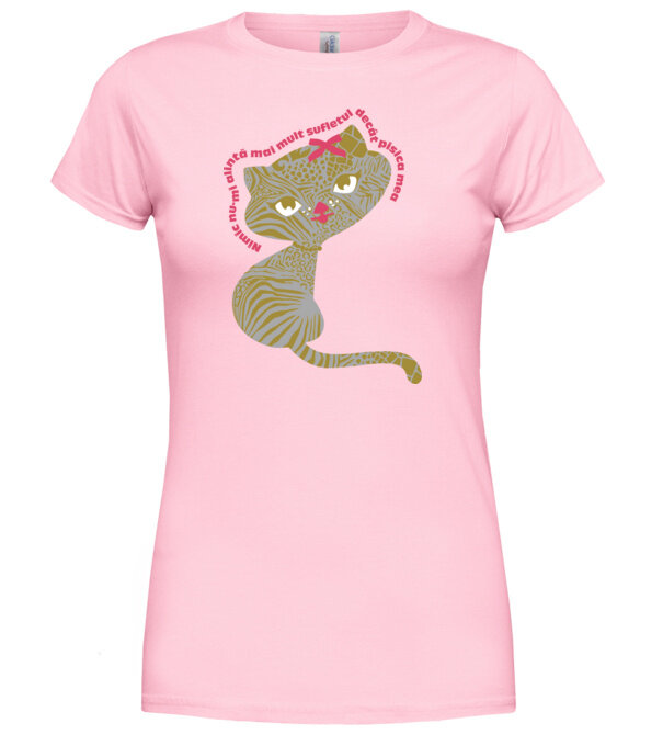  model  pe tricou