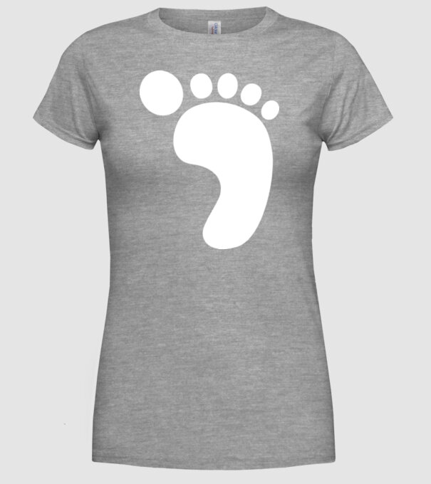 Picior model gri pe tricou