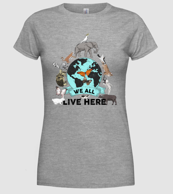 We all live here model gri pe tricou