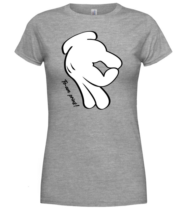  model  pe tricou