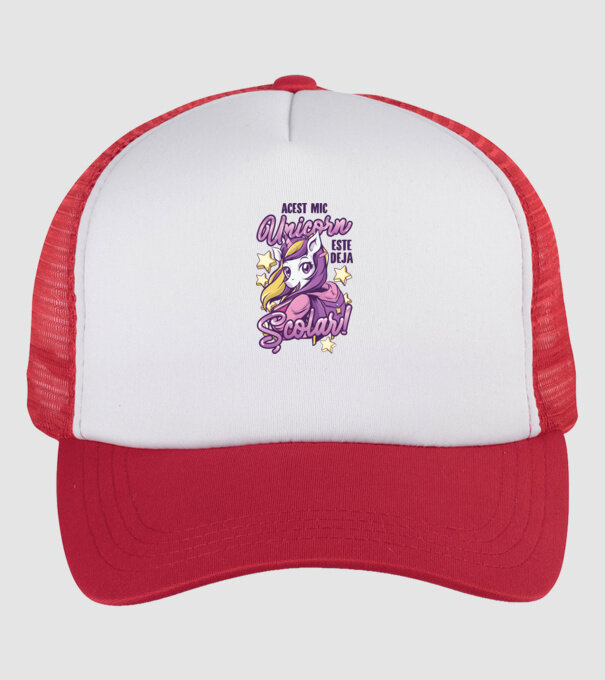 Acest mic unicorn este deja școlar model alb/roșu pe tricou