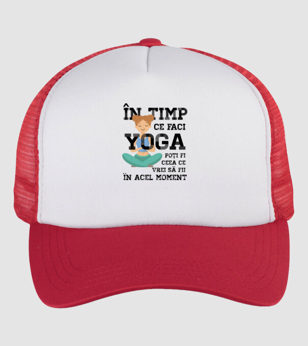 în timp ce faci yoga poți fi ceea ce vrei să fii - în acel moment model alb/roșu pe tricou