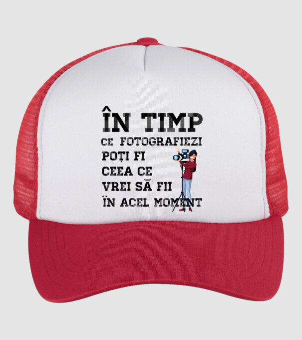 în timp ce fotografiezi poți fi ceea ce vrei să fii - în acel moment model alb/roșu pe tricou