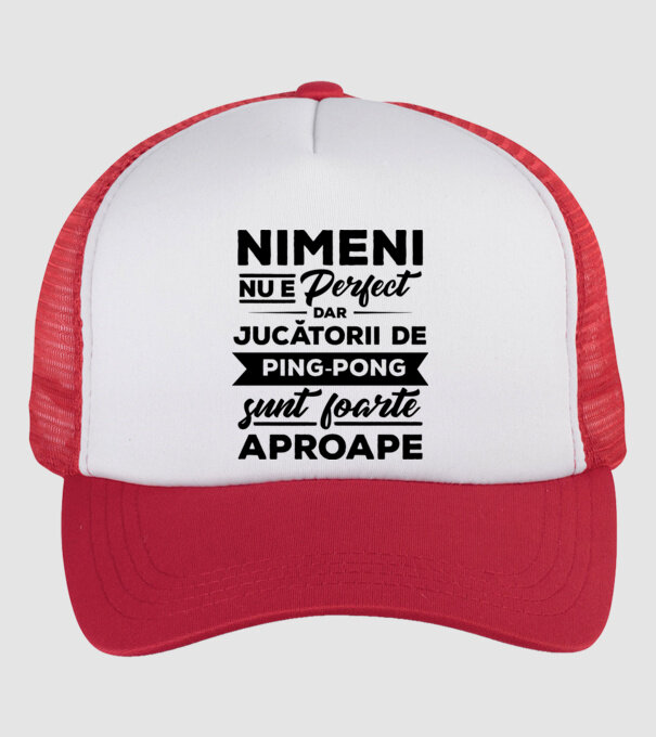 nimeni nu e perfect, dar jucătorii de ping-pong sunt foarte aproape model alb/roșu pe tricou
