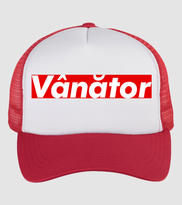 vânător model alb/roșu pe tricou