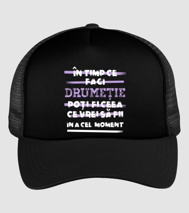 în timp ce faci drumeție poți fi ceea ce vrei să fii - în acel moment model negru pe tricou