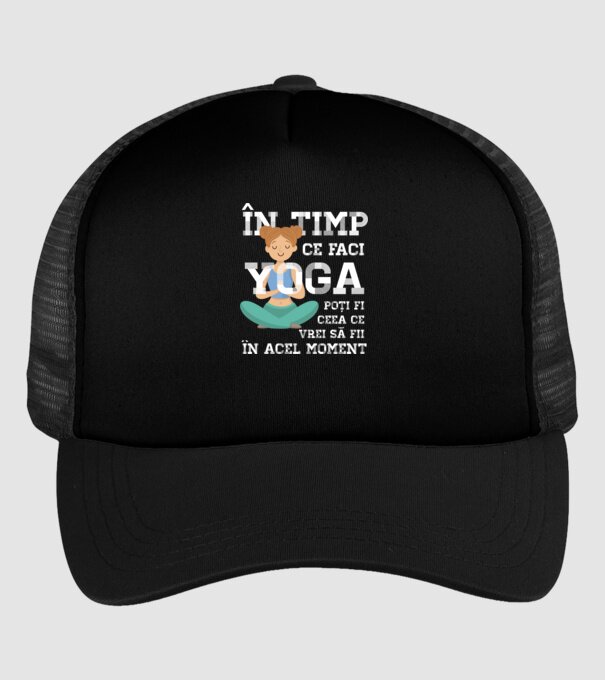 în timp ce faci yoga poți fi ceea ce vrei să fii - în acel moment model negru pe tricou