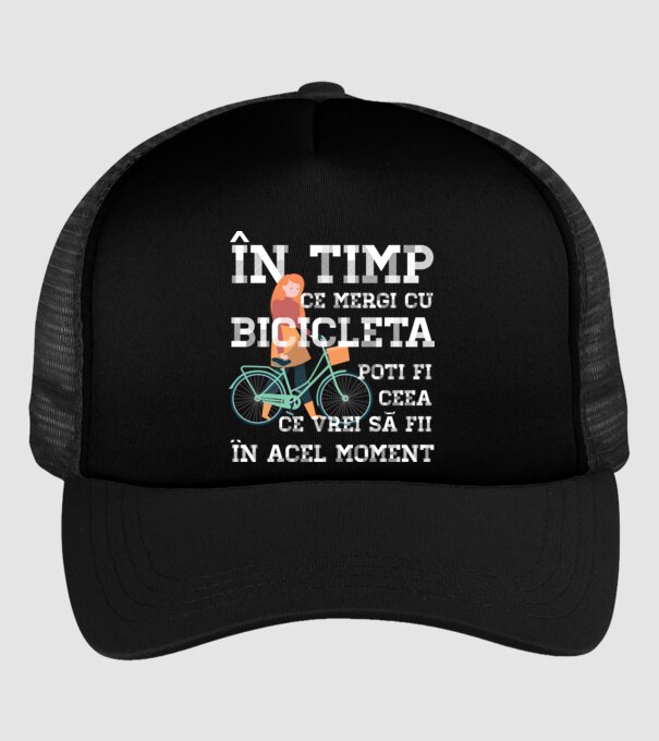 în timp ce mergi cu bicicleta poți fi ceea ce vrei să fii - în acel moment model negru pe tricou