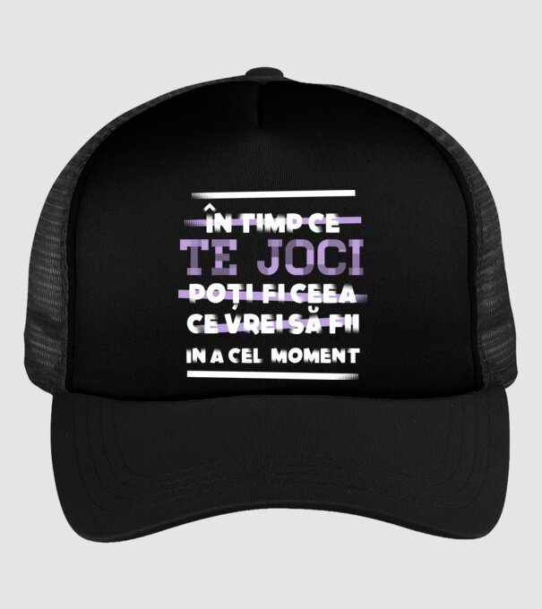 în timp ce te joci poți fi ceea ce vrei să fii - în acel moment model negru pe tricou