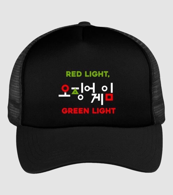 red light green light model negru pe tricou