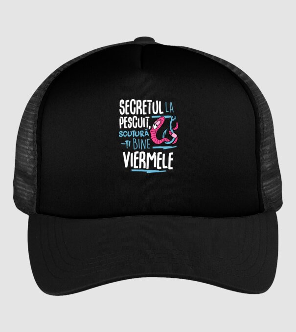 Secretul la pescuit scutură-ți bine viermele model negru pe tricou