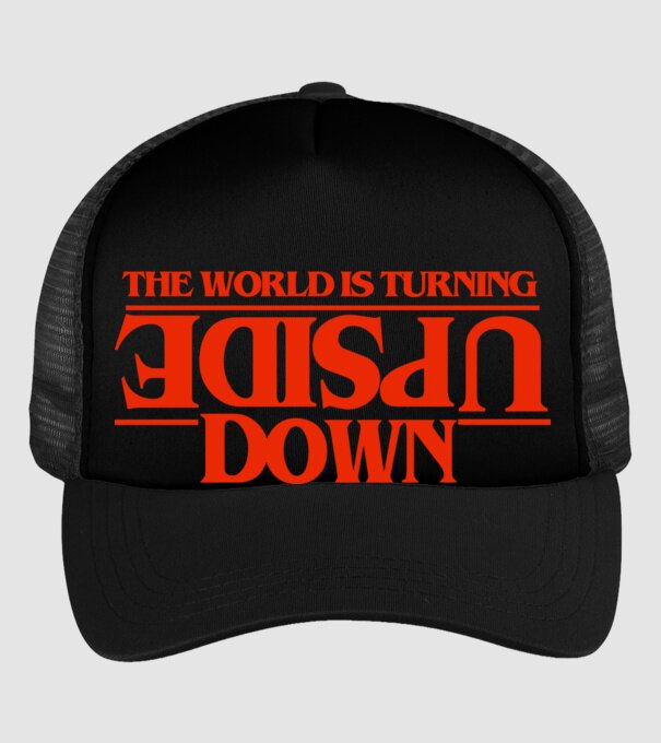 the world is turning upside down model negru pe tricou
