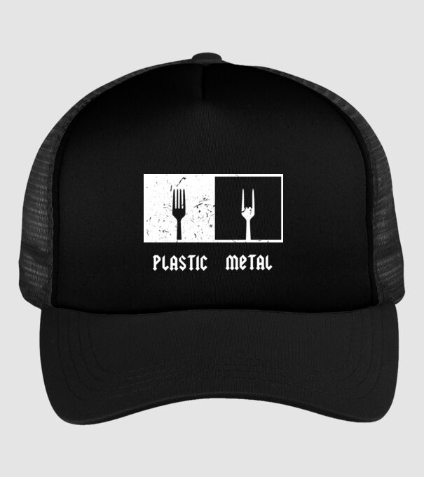 Plastic vs metal model negru pe tricou