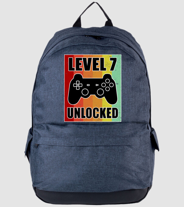 level 7 unlocked retro gamer model albastru jeanși pe tricou
