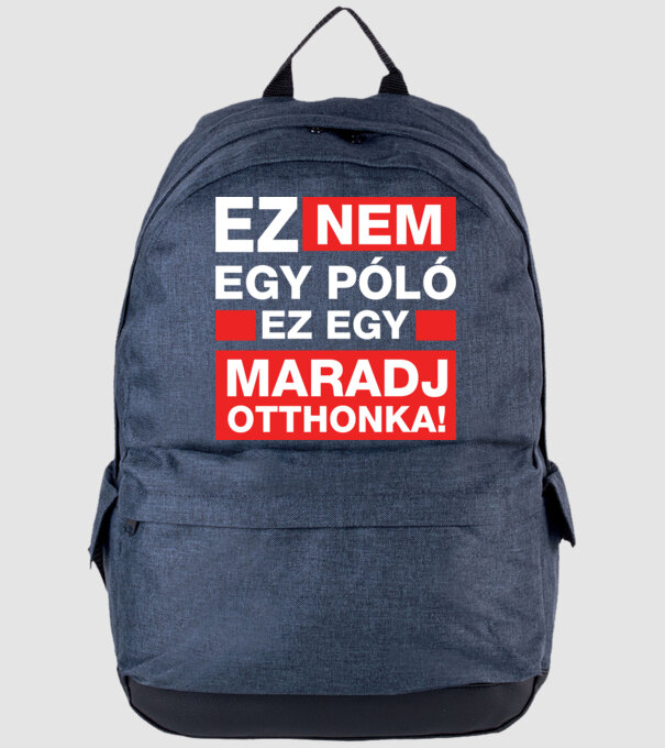 model albastru jeanși pe tricou
