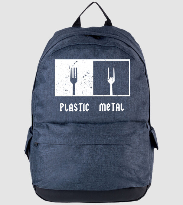 Plastic vs metal model albastru jeanși pe tricou