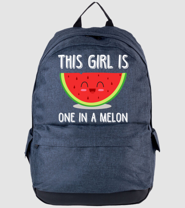 This girl is one in a melon white model albastru jeanși pe tricou