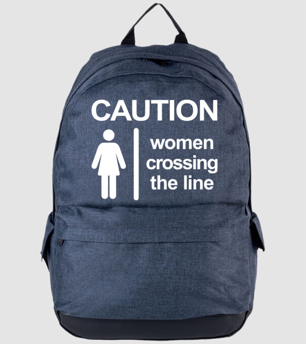 Atenție, femeie care depășește barierele model albastru jeanși pe tricou