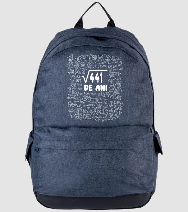 √441 de ani model albastru jeanși pe tricou