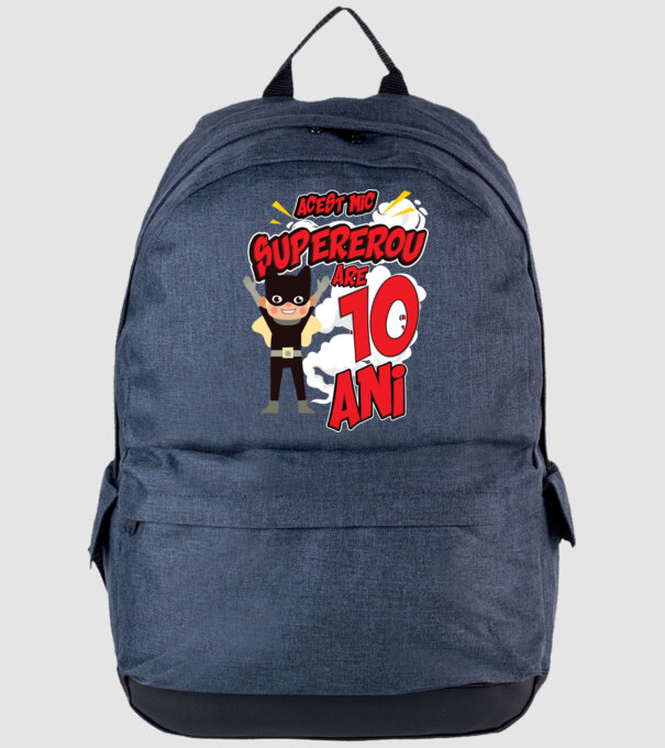 Acest mic supererou are 10 ani model albastru jeanși pe tricou