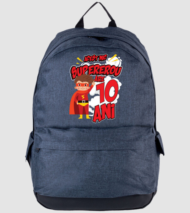 Acest mic supererou are 10 ani model albastru jeanși pe tricou