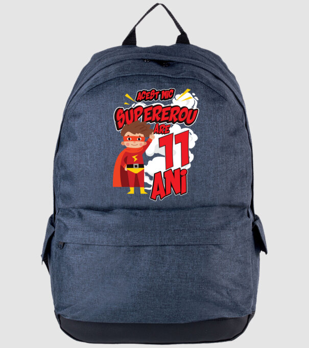 Acest mic supererou are 11 ani model albastru jeanși pe tricou