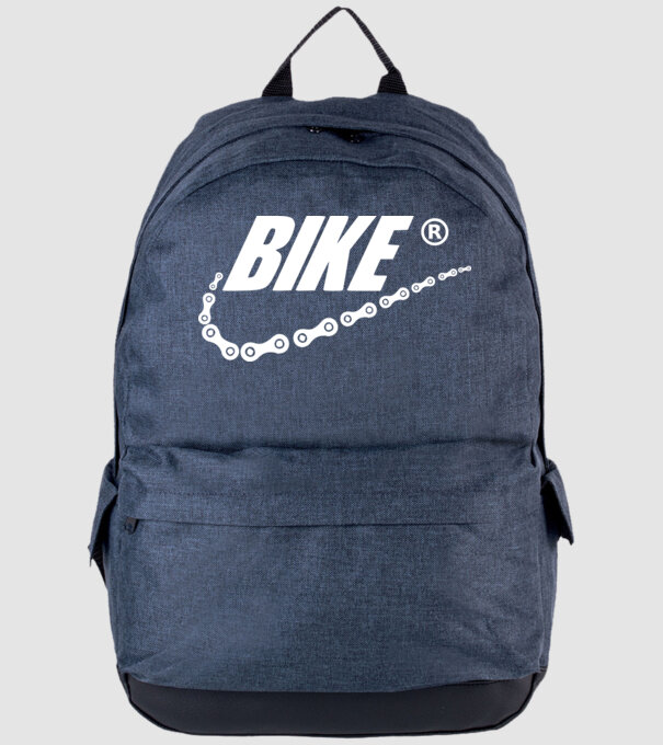 Bike model albastru jeanși pe tricou