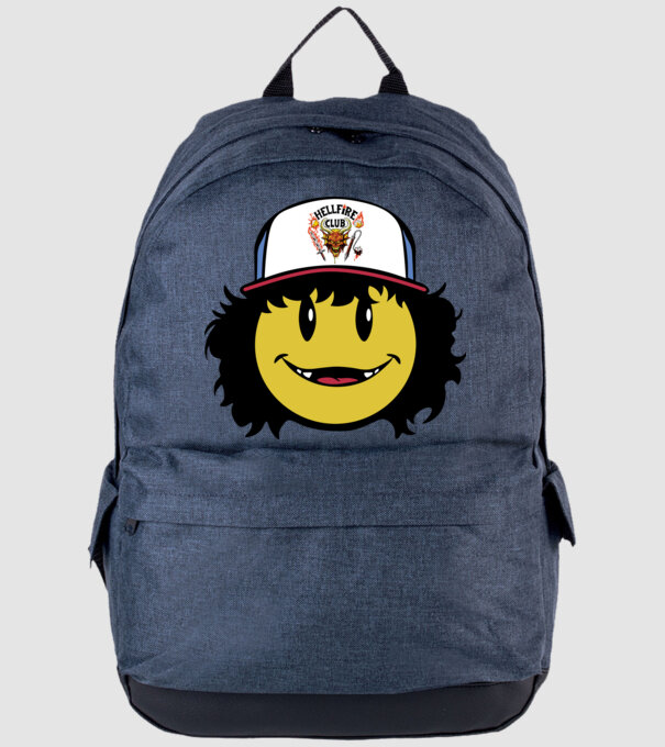dustinhappyface model albastru jeanși pe tricou