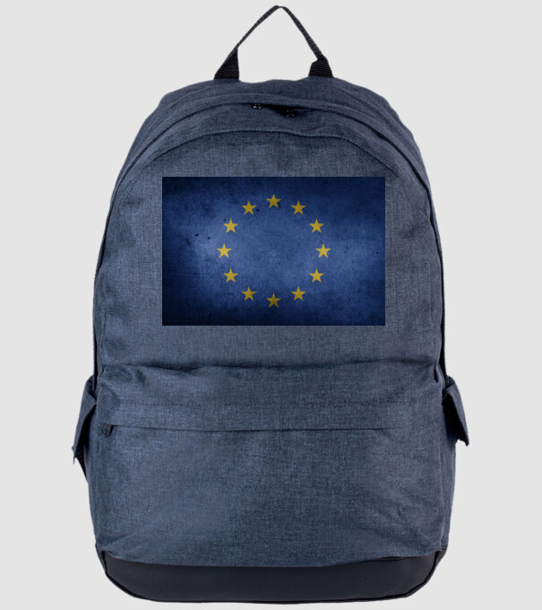 EU model albastru jeanși pe tricou