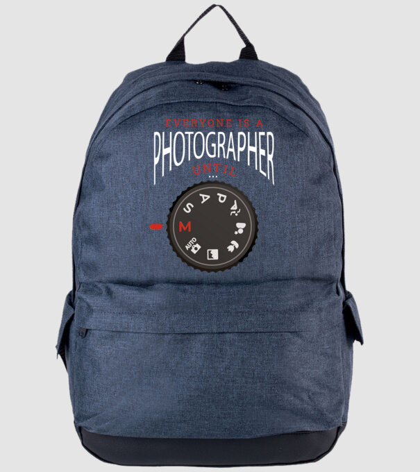 Everyone is a photographer until model albastru jeanși pe tricou