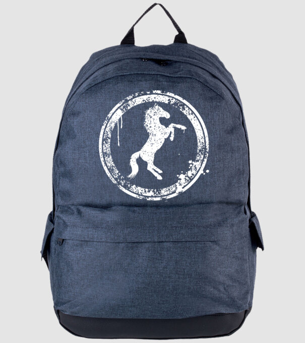 horse badge model albastru jeanși pe tricou