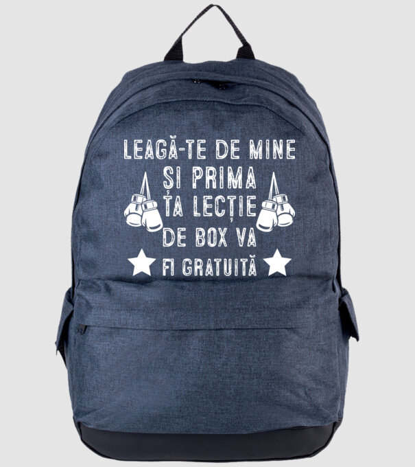 Leagă-te de mine și prima ta lecție de box va fi gratuită model albastru jeanși pe tricou