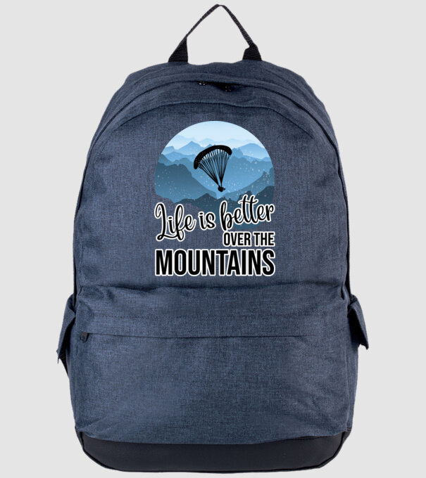 Life is better over the mountains model albastru jeanși pe tricou
