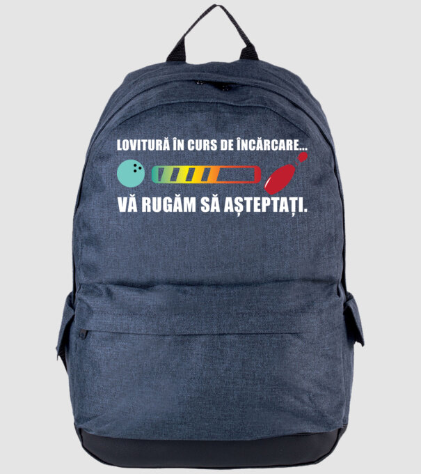 lovitură în curs de încărcare .. vă rugăm să așteptați. model albastru jeanși pe tricou