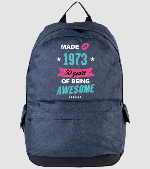 MADE IN 1973 model albastru jeanși pe tricou