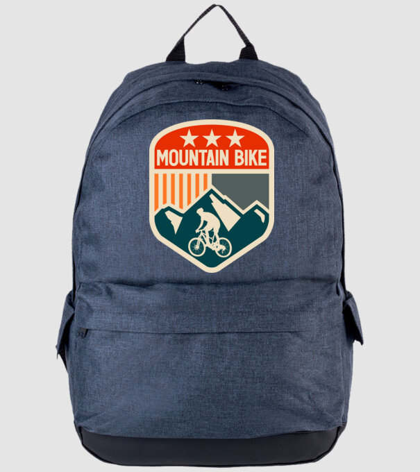 Mountain Bike model albastru jeanși pe tricou