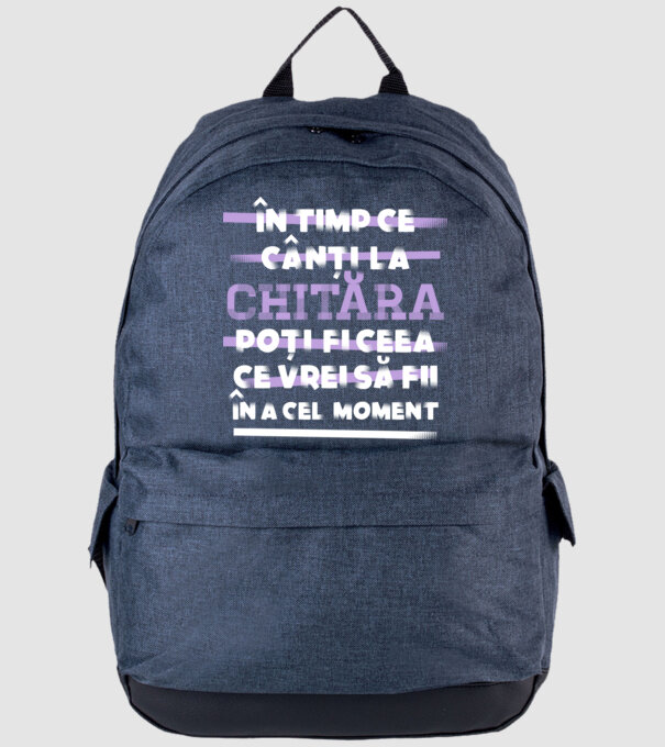 în timp ce cânți la chitară poți fi ceea ce vrei să fii - în acel moment model albastru jeanși pe tricou