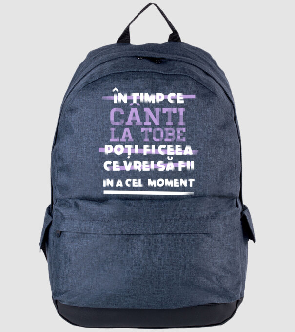în timp ce cânți la tobe poți fi ceea ce vrei să fii - în acel moment model albastru jeanși pe tricou
