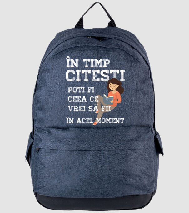 în timp ce citești poți fi ceea ce vrei să fii - în acel moment model albastru jeanși pe tricou