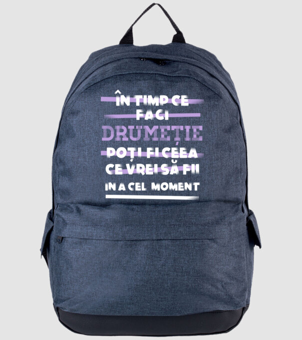 în timp ce faci drumeție poți fi ceea ce vrei să fii - în acel moment model albastru jeanși pe tricou
