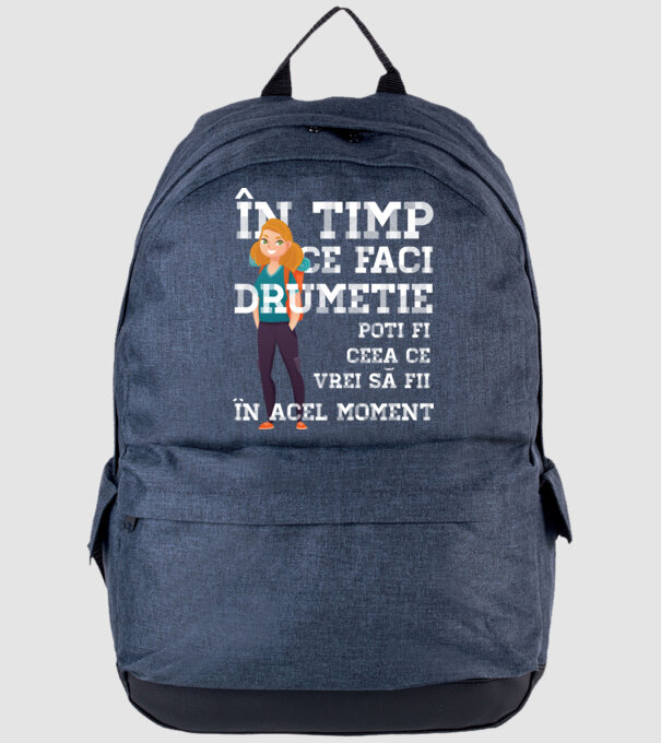 în timp ce faci drumeție poți fi ceea ce vrei să fii - în acel moment model albastru jeanși pe tricou