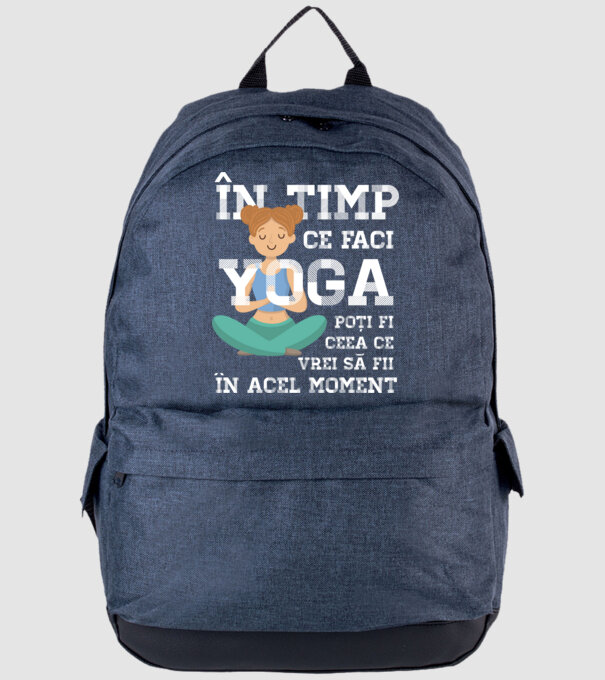 în timp ce faci yoga poți fi ceea ce vrei să fii - în acel moment model albastru jeanși pe tricou